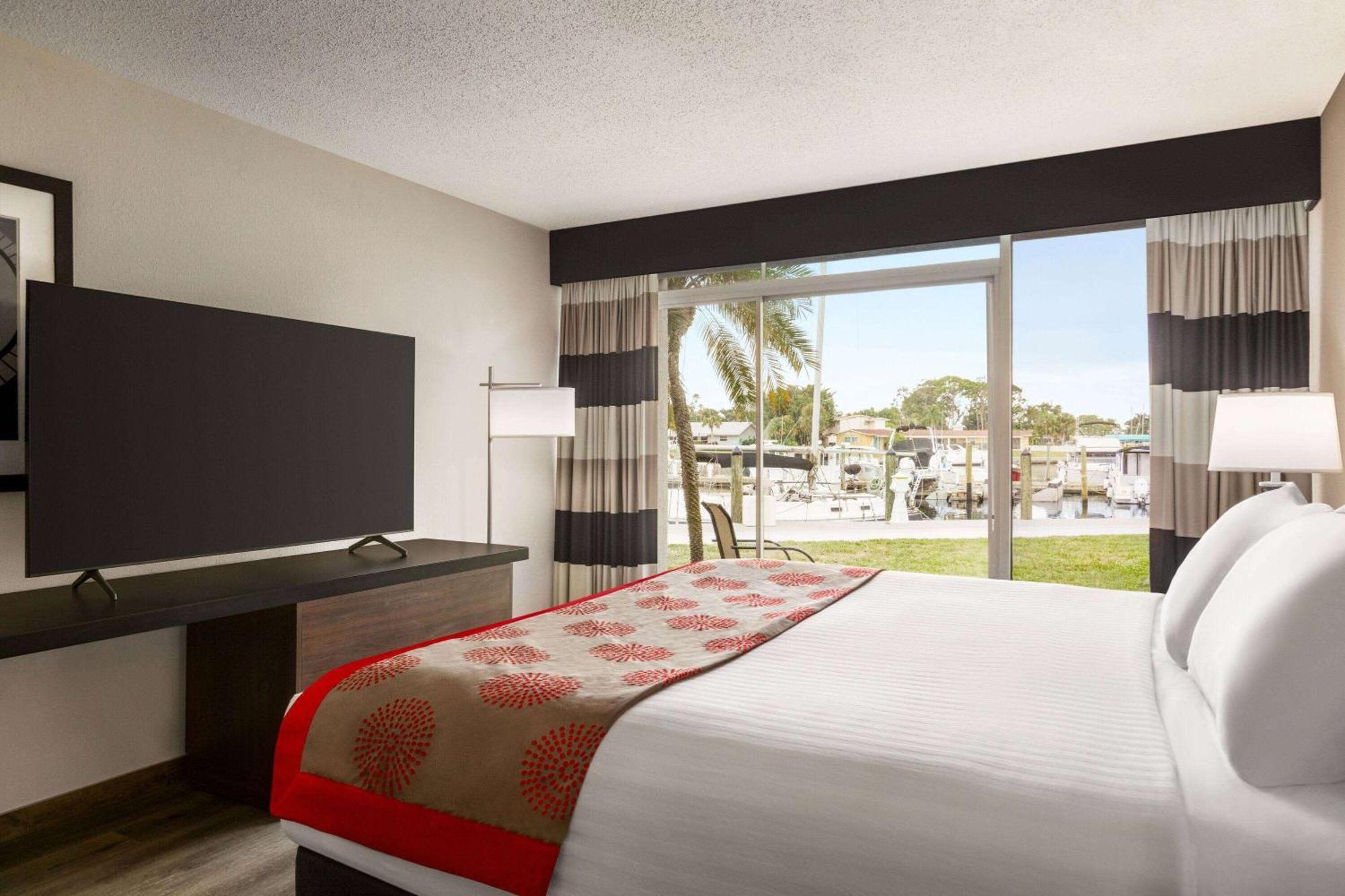Ramada by Wyndham Sarasota Waterfront Hotel Bagian luar foto