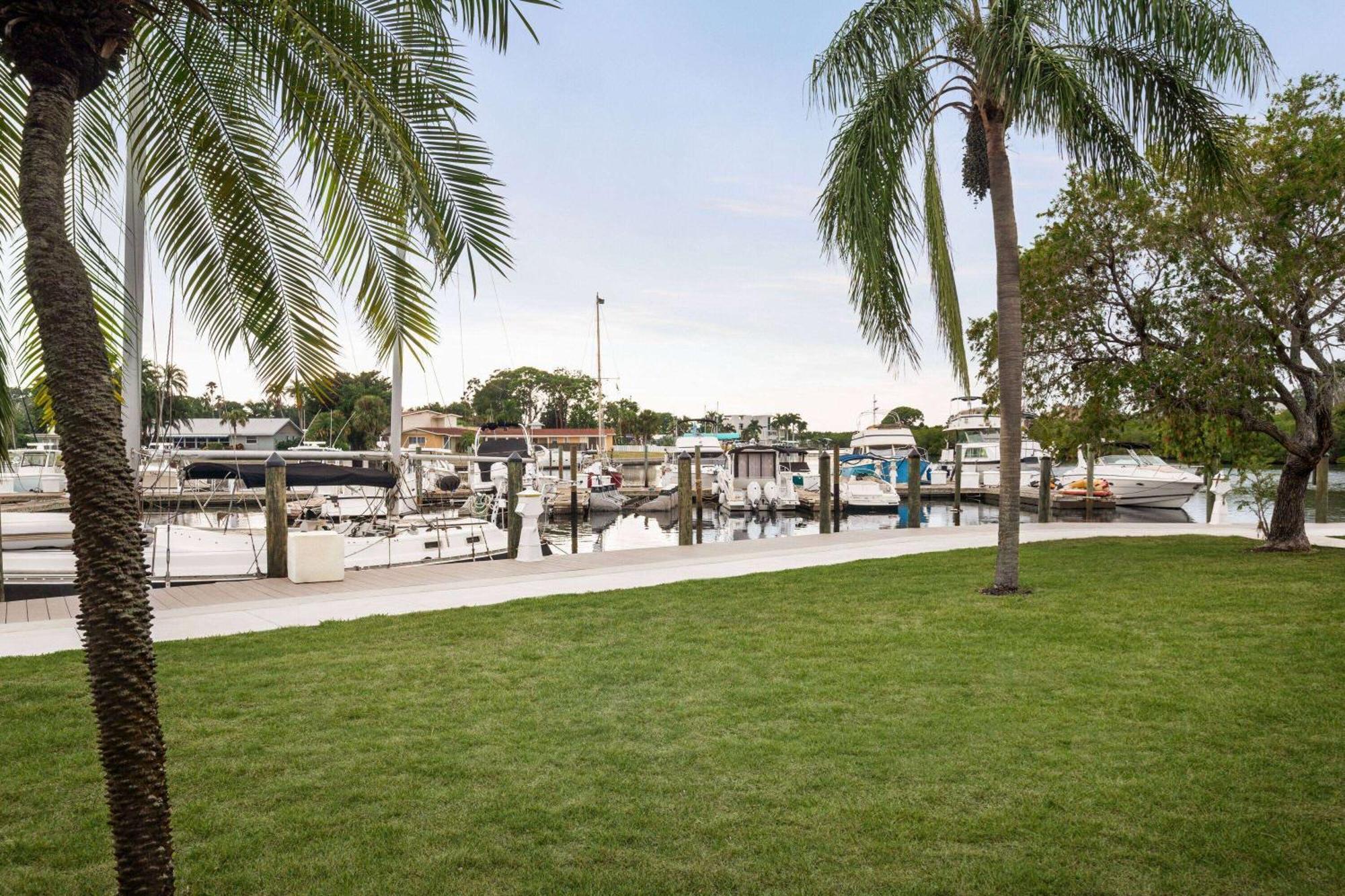 Ramada by Wyndham Sarasota Waterfront Hotel Bagian luar foto